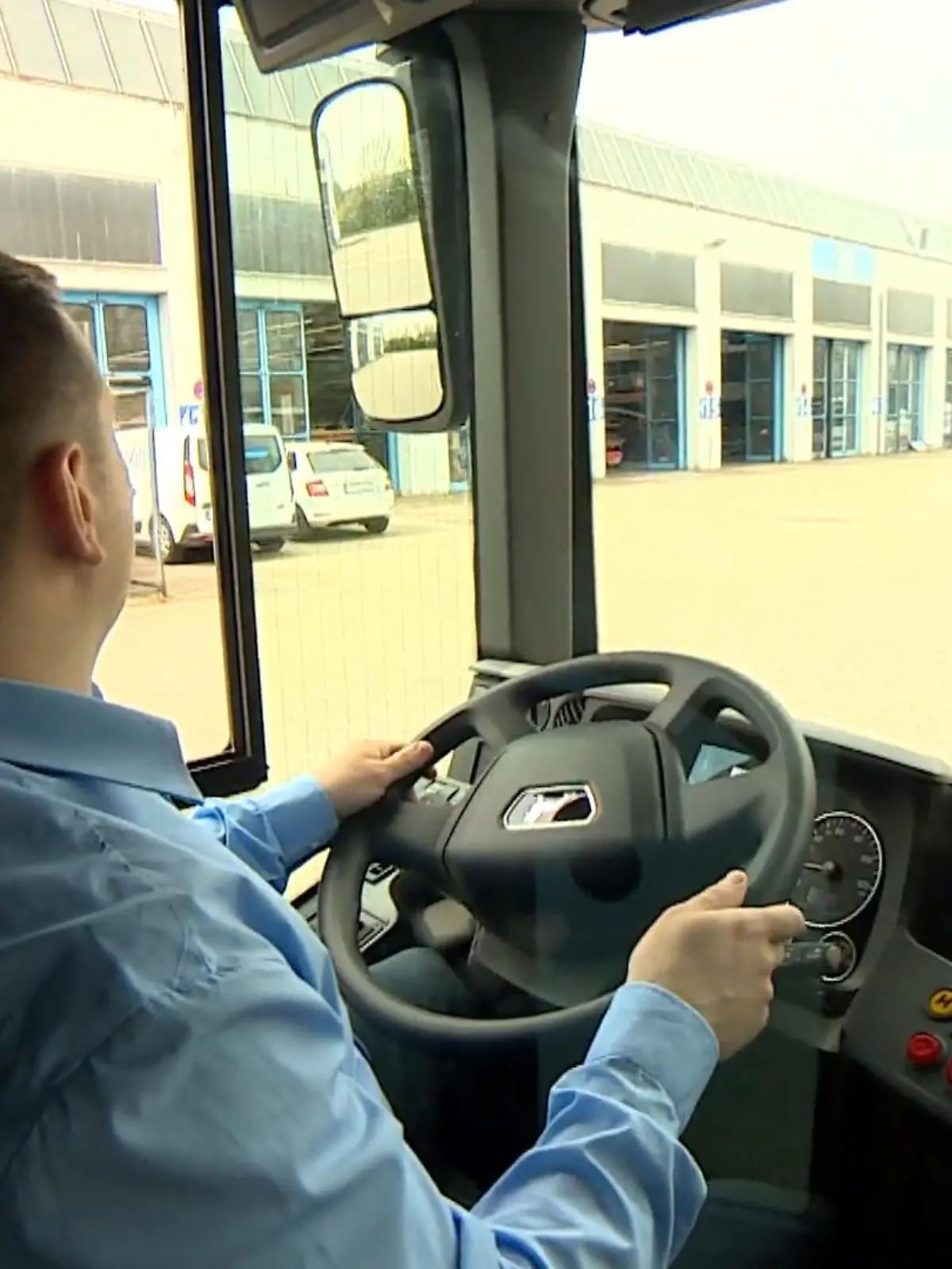Bild zu: "Geflüchtete werden Busfahrer"