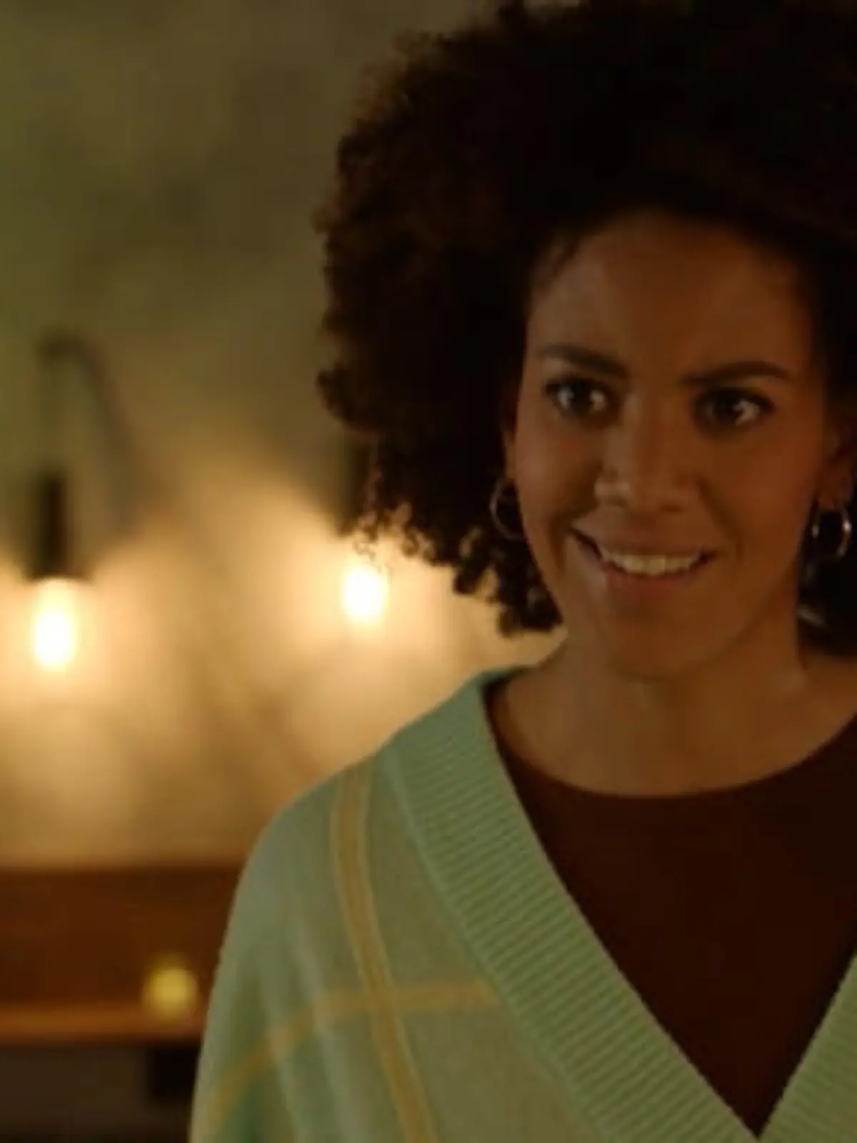 Bild zu: "Flo wird dabei erwischt, wie sie Nina anhimmelt"