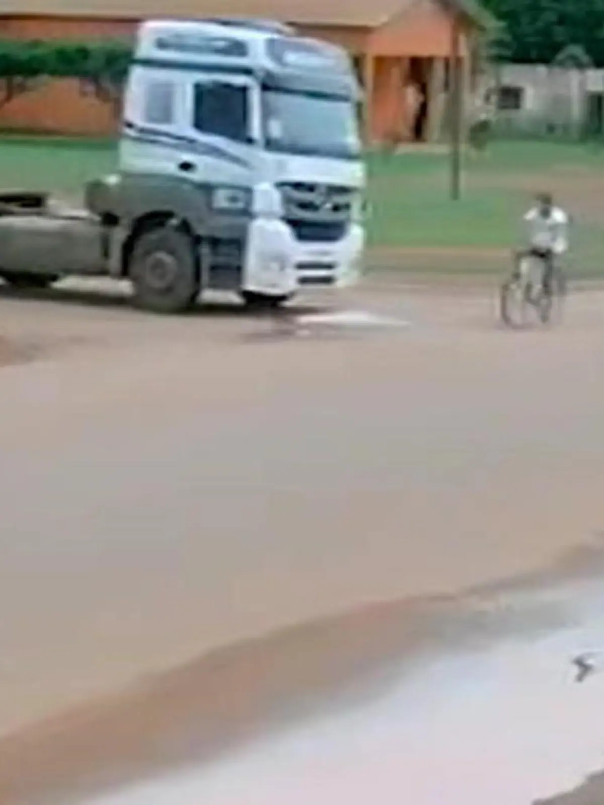 Bild zu: "Er fährt einfach weiter! Trucker schleift Fahrradfahrer 20 Meter mit"