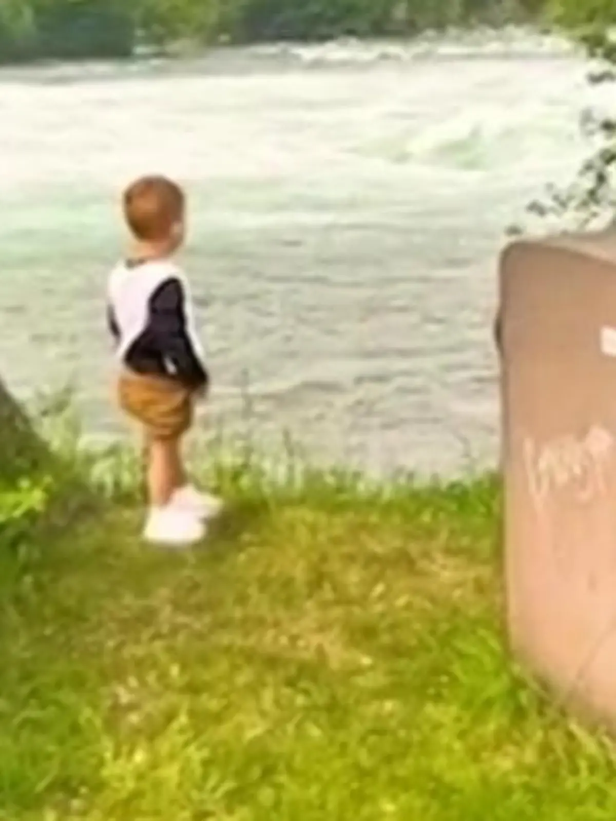 Die meisten Großeltern freuen sich riesig, wenn sie Fotos ihrer Enkel geschickt bekommen. Nicht so dieser Opa! Als sein Sohn im Fotos des zweijährigen Enkels schickt, ist es schnell vorbei mit der Freude. Aber warum? Das verraten wir im Video!