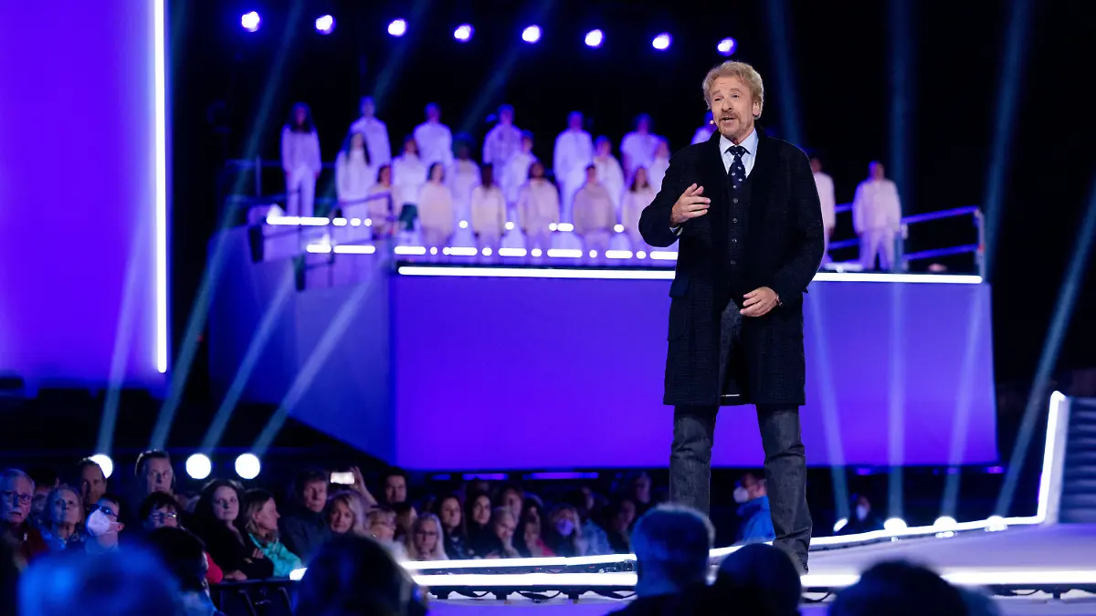 13.04.2022, Nordrhein-Westfalen, Essen: Thomas Gottschalk, Moderator, steht bei der RTL-Oster-Produktion "Die Passion" auf dem Burgplatz auf der Bühne. Der Kölner Privatsender präsentiert dabei die Leidensgeschichte und Kreuzigung Christi als großes "Musik-Live-Event". Foto: Rolf Vennenbernd/dpa +++ dpa-Bildfunk +++