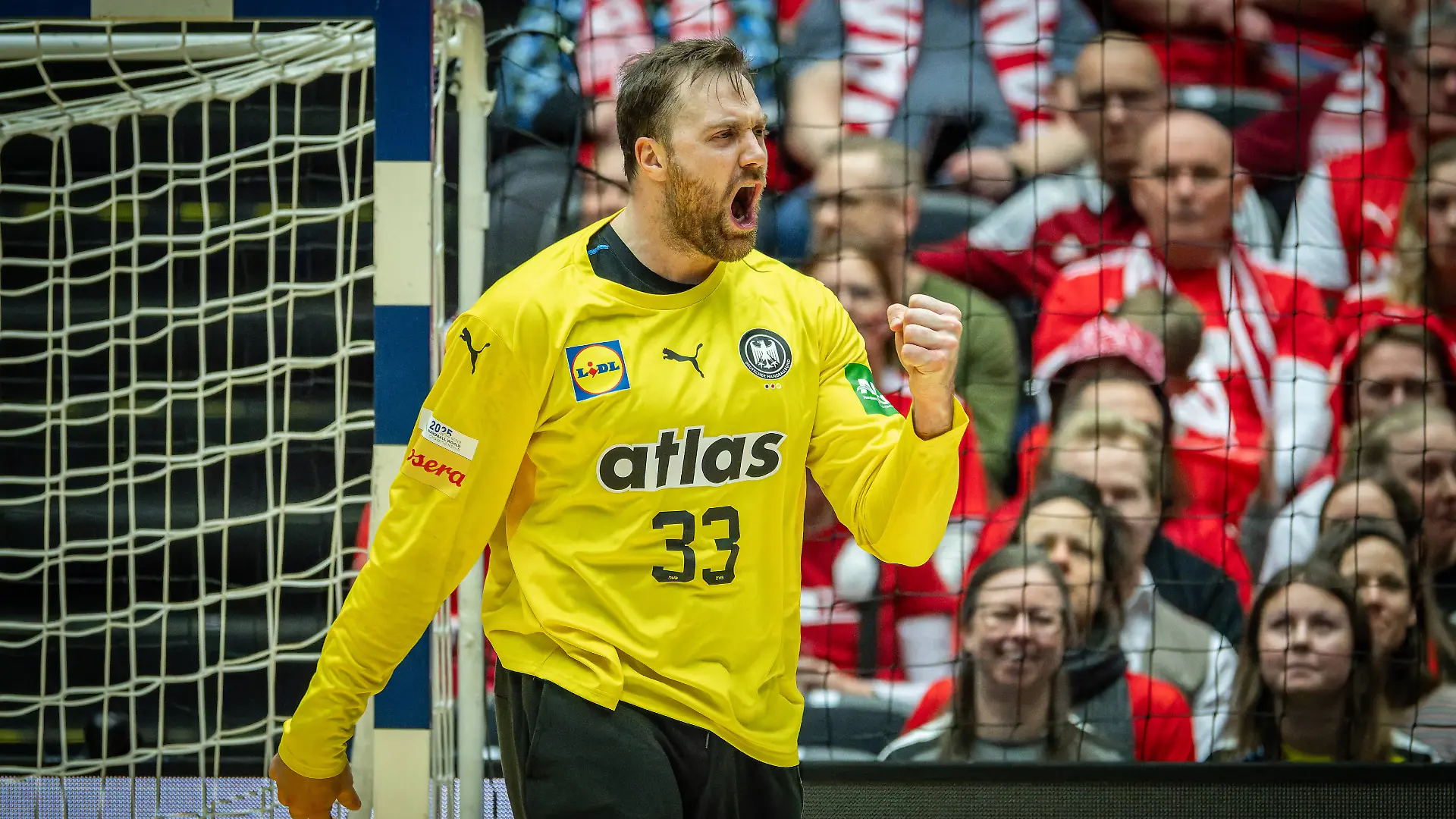 Torhüter Andreas Wolff jubelt über seine Parade im Hauptrundenspiel gegen Italien bei der Handball-WM 2025 in Herning.