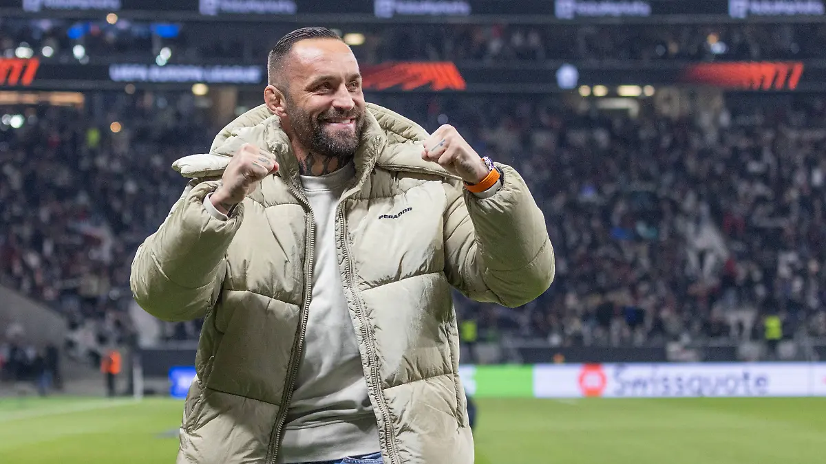 MMA-Kämpfer Christian Eckerlin im Spiel der Europa League zwischen Eintracht Frankfurt und SK Slavia Prag am 07.11.2024 im Deutsche Bank Park in Frankfurt.