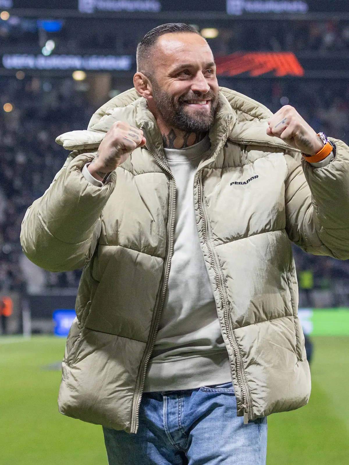 MMA-Kämpfer Christian Eckerlin im Spiel der Europa League zwischen Eintracht Frankfurt und SK Slavia Prag am 07.11.2024 im Deutsche Bank Park in Frankfurt.