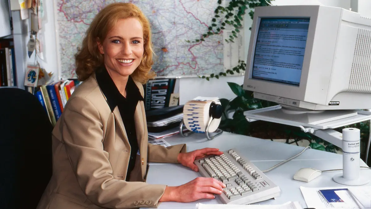 Katja Burkard, die neue Moderatorin des Magazins "Punkt 12" in der Redaktion von RTL in Köln, Deutschland 1997.