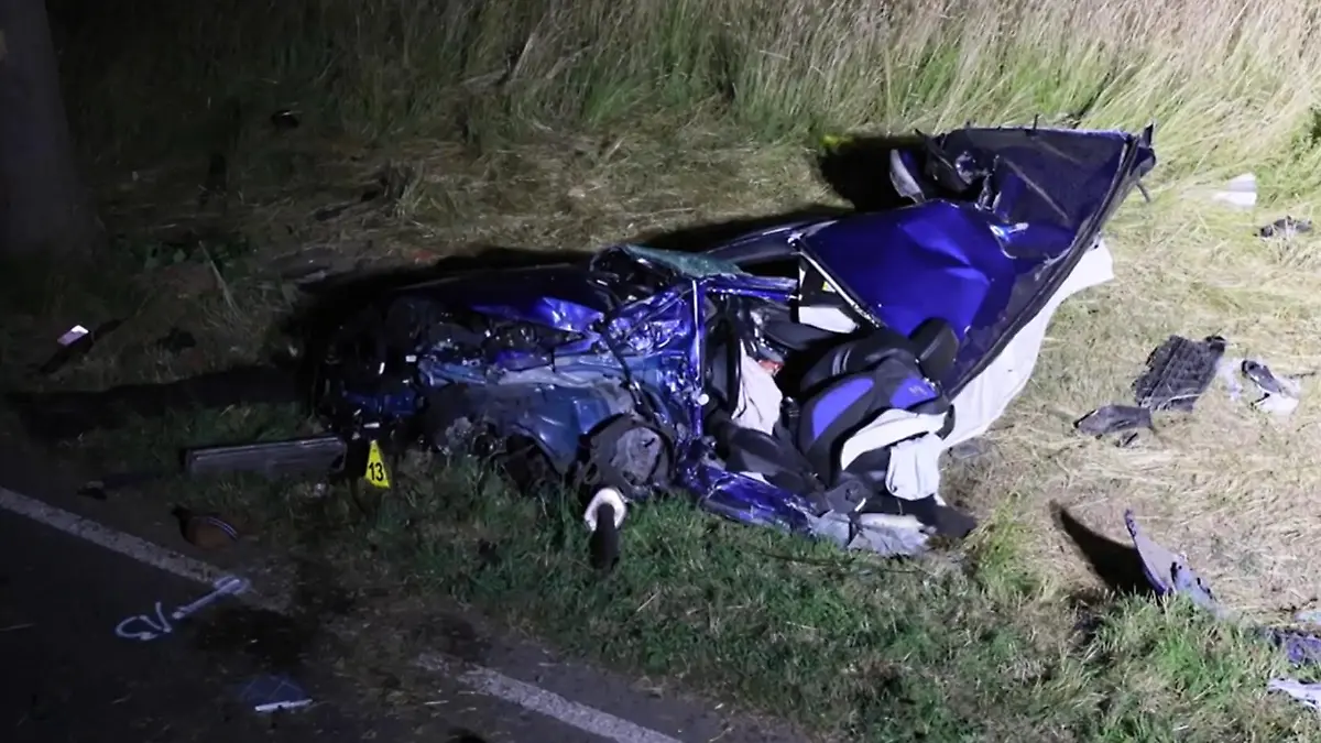 Der Ford wurde bei dem tödlichen Unfall in Sachsen völlig zerstört.