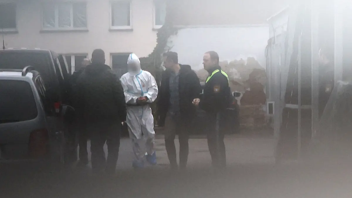 23.01.2025, Bayern, Aschaffenburg: Polizeibeamte begleiten den mutmasslichen Täter (M) nach dem tödlichen Angriff in einem Park im Amtsgericht Aschaffenburg zur Vorführung beim Haftrichter. 