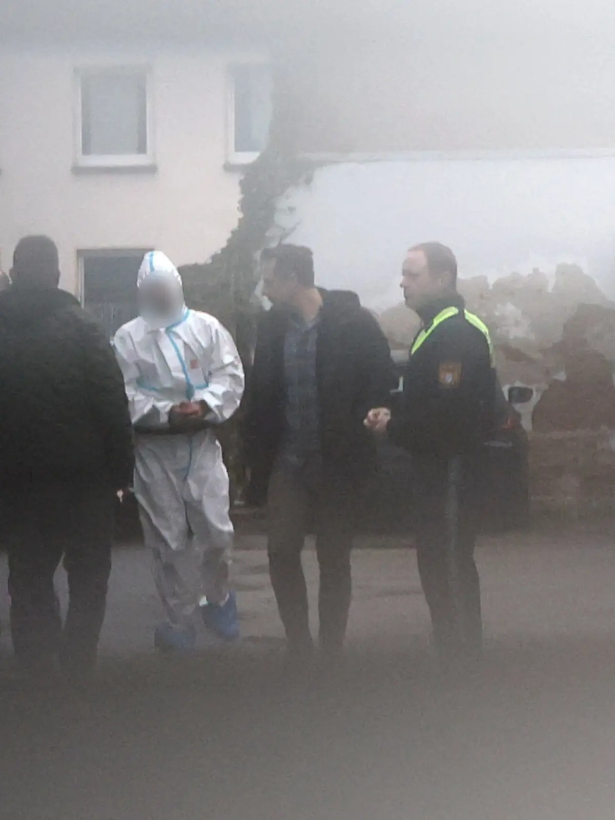 23.01.2025, Bayern, Aschaffenburg: Polizeibeamte begleiten den mutmasslichen Täter (M) nach dem tödlichen Angriff in einem Park im Amtsgericht Aschaffenburg zur Vorführung beim Haftrichter. 
