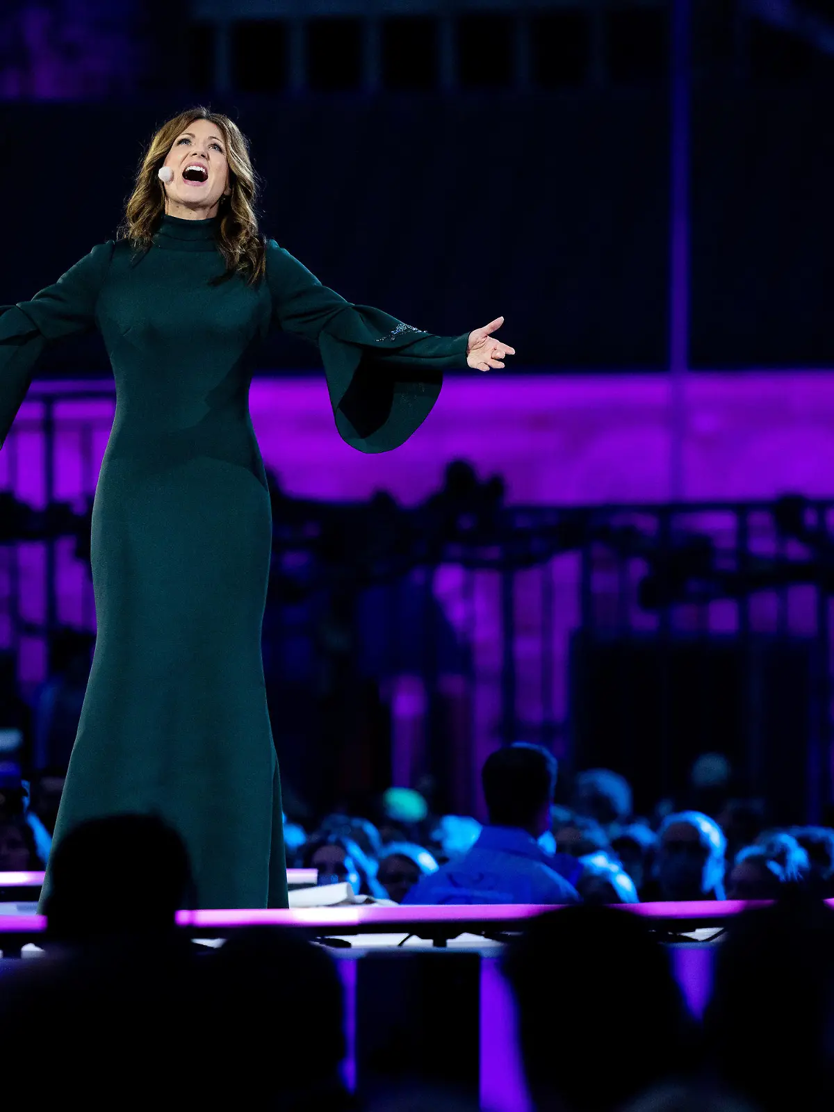 13.04.2022, Nordrhein-Westfalen, Essen: Ella Endlich, Sängerin, steht als Maria bei der RTL-Oster-Produktion "Die Passion" auf dem Burgplatz auf der Bühne. Der Kölner Privatsender präsentiert dabei die Leidensgeschichte und Kreuzigung Christi als großes "Musik-Live-Event". Foto: Rolf Vennenbernd/dpa +++ dpa-Bildfunk +++