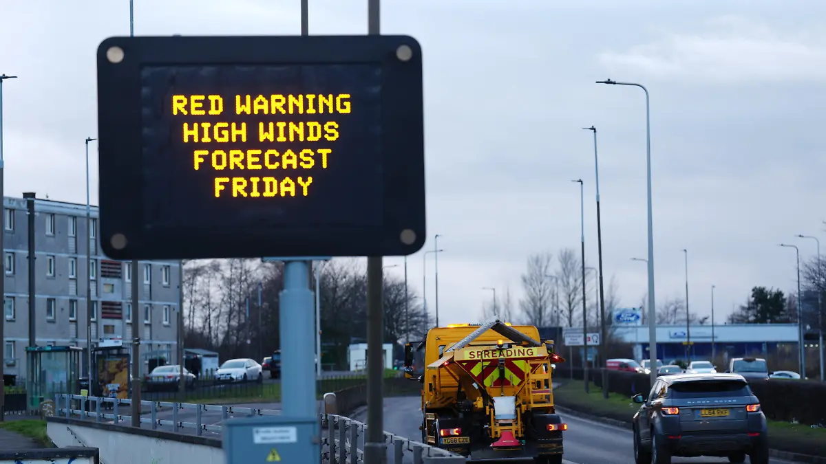23.01.2025, Großbritannien, Edinburgh: Ein Straßenschild mit einer roten Wetterwarnung für Freitag auf der Calder Road in Edinburgh. In Erwartung auf Sturm Éowyn sind in Irland und Teilen des Vereinigten Königreichs für Freitag hohe Warnstufen für Wind ausgegeben worden. Foto: Andrew Milligan/PA Wire/dpa +++ dpa-Bildfunk +++
