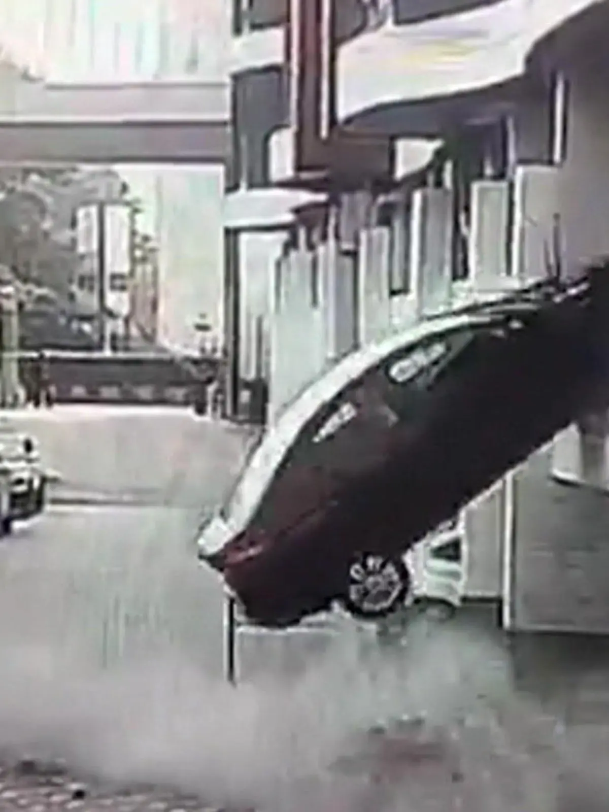 Bild zu: "Ab durch die Mauer! Auto fällt aus dem 1. Stock"