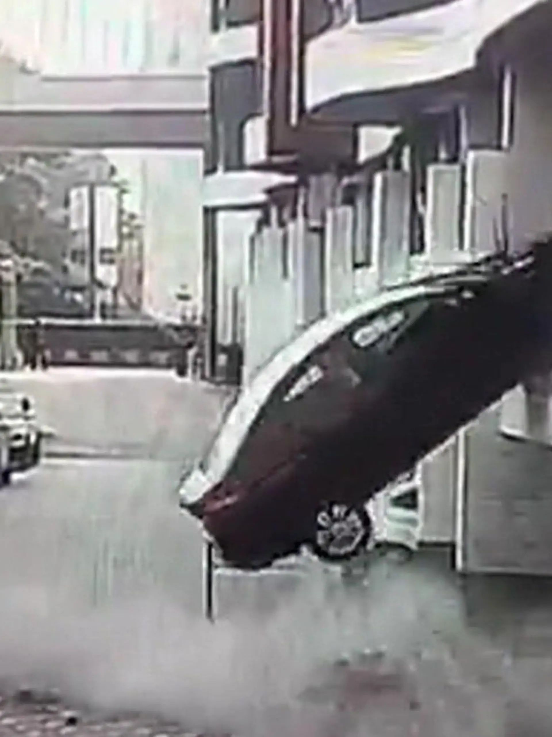 Bild zu: "Ab durch die Mauer! Auto fällt aus dem 1. Stock"