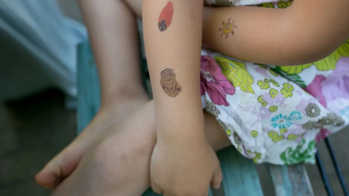Kinder lieben sie - doch in fast allen Klebetattoos, die die Zeitschrift «Öko-Test» untersucht hat, stecken bedenkliche Inhaltsstoffe.