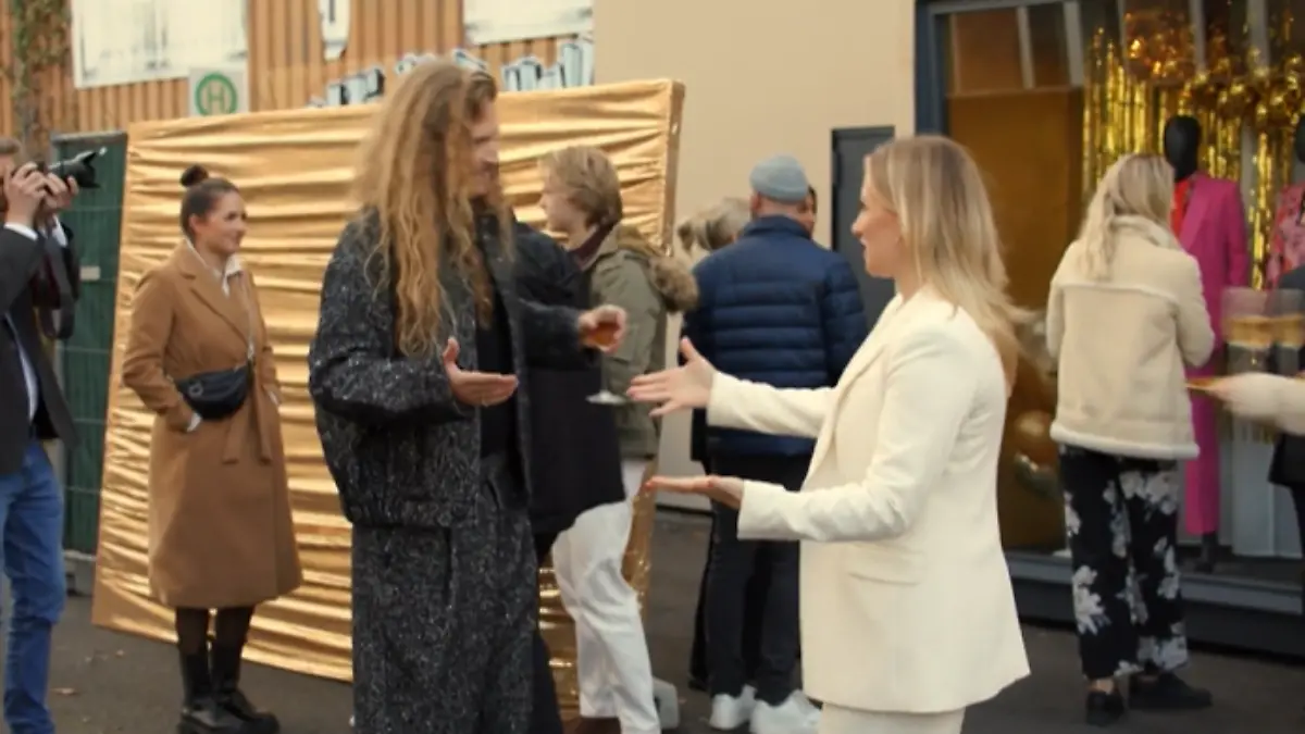 Timo Michels (Dominik Artefex) und Isabelle Reichenbach (Ania Niedieck) am AWZ-Set