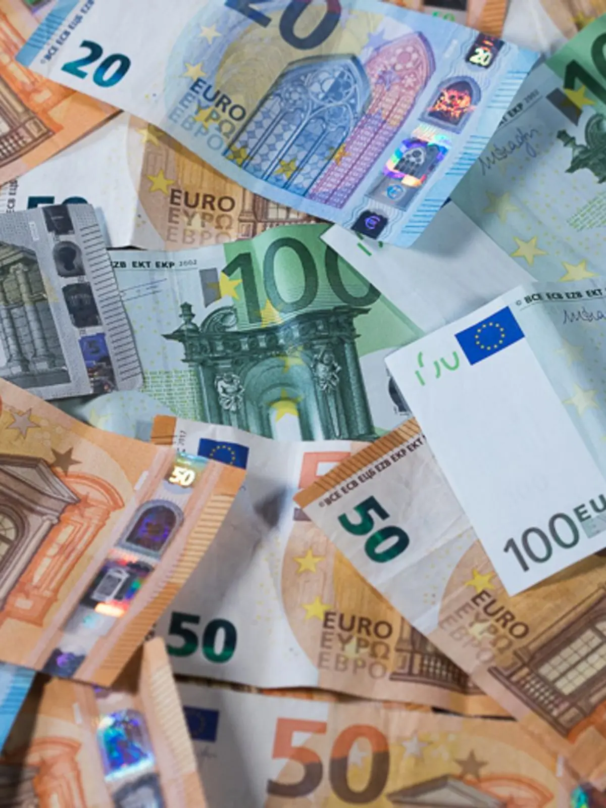 Bild zu: "Kölner Grundschüler (8) findet 15.000 Euro in Blumentopf! "