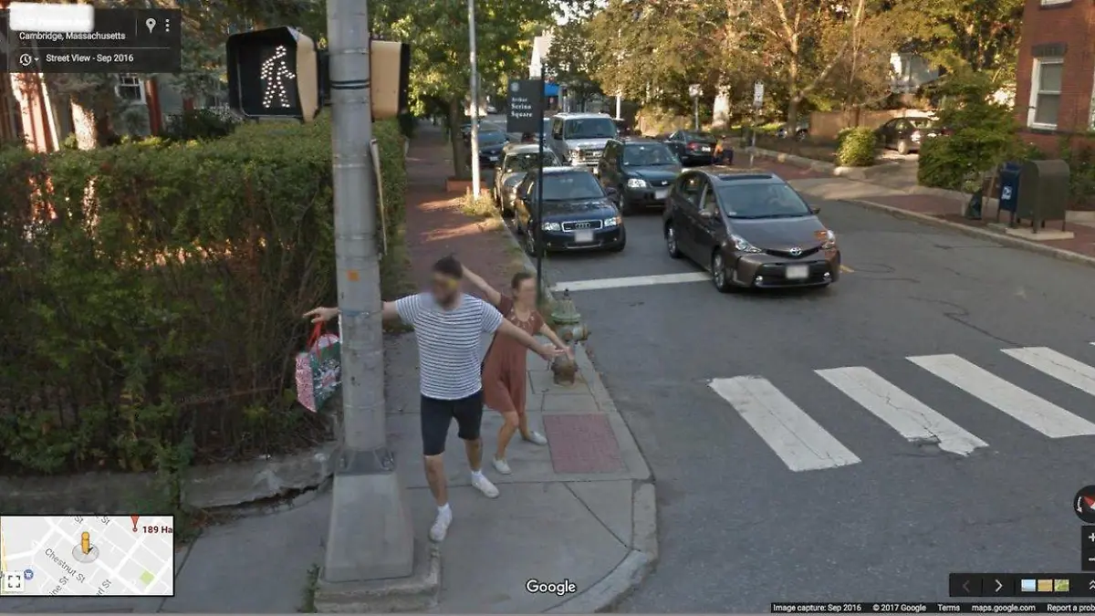 Emily Watlington mit ihrem verstorbenen Freund auf einer Google Street View-Aufnahme.