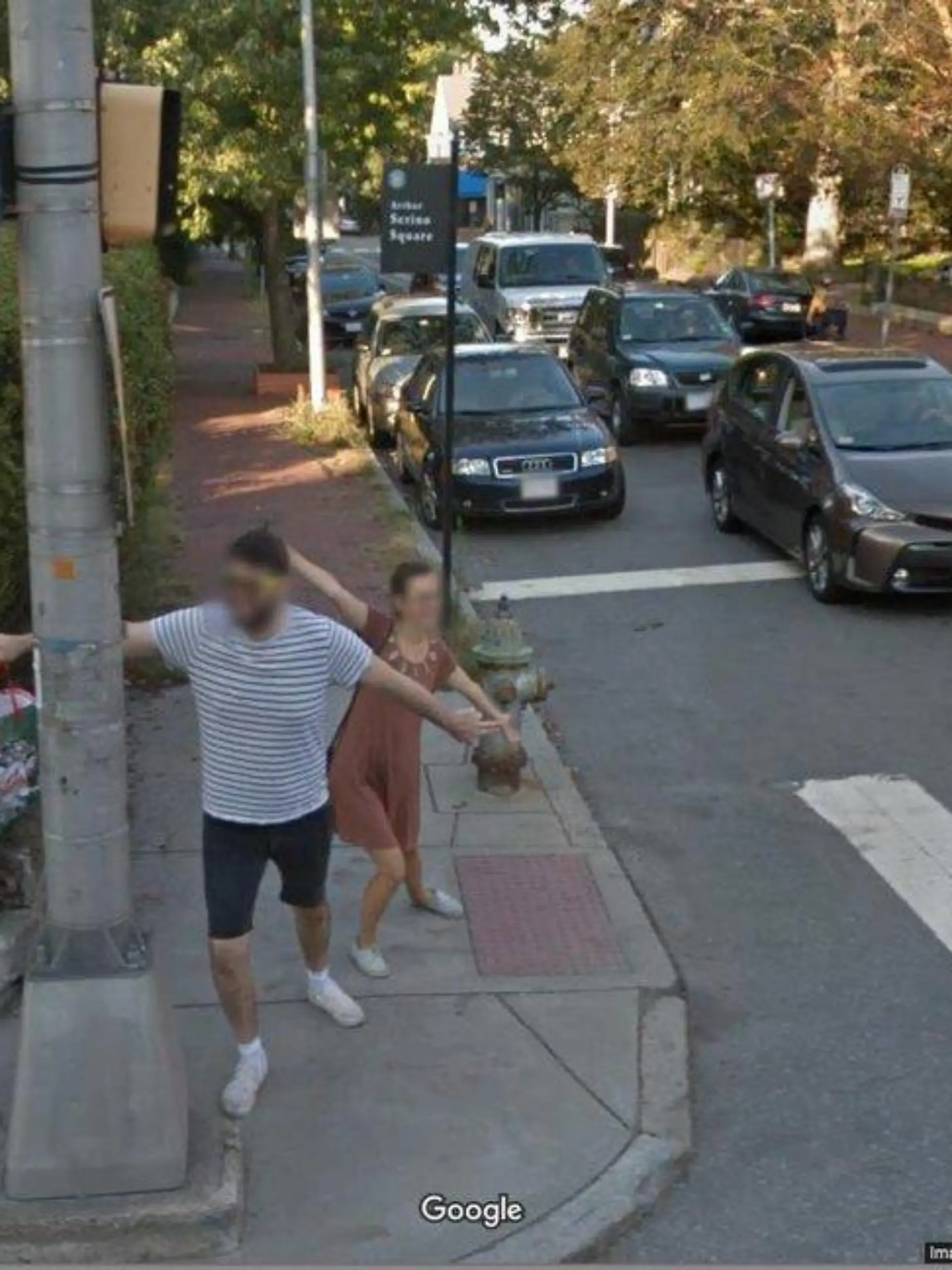 Emily Watlington mit ihrem verstorbenen Freund auf einer Google Street View-Aufnahme.