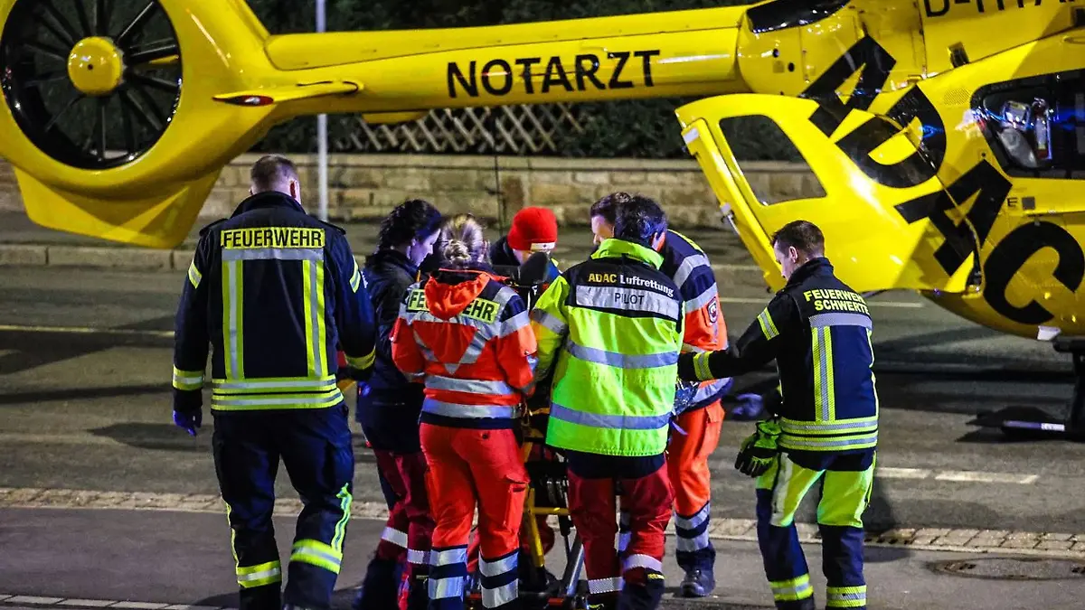 Der lebensgefährlich verletzte 18-Jährige wurde von einem Rettungshubschrauber in ein Krankenhaus gebracht.