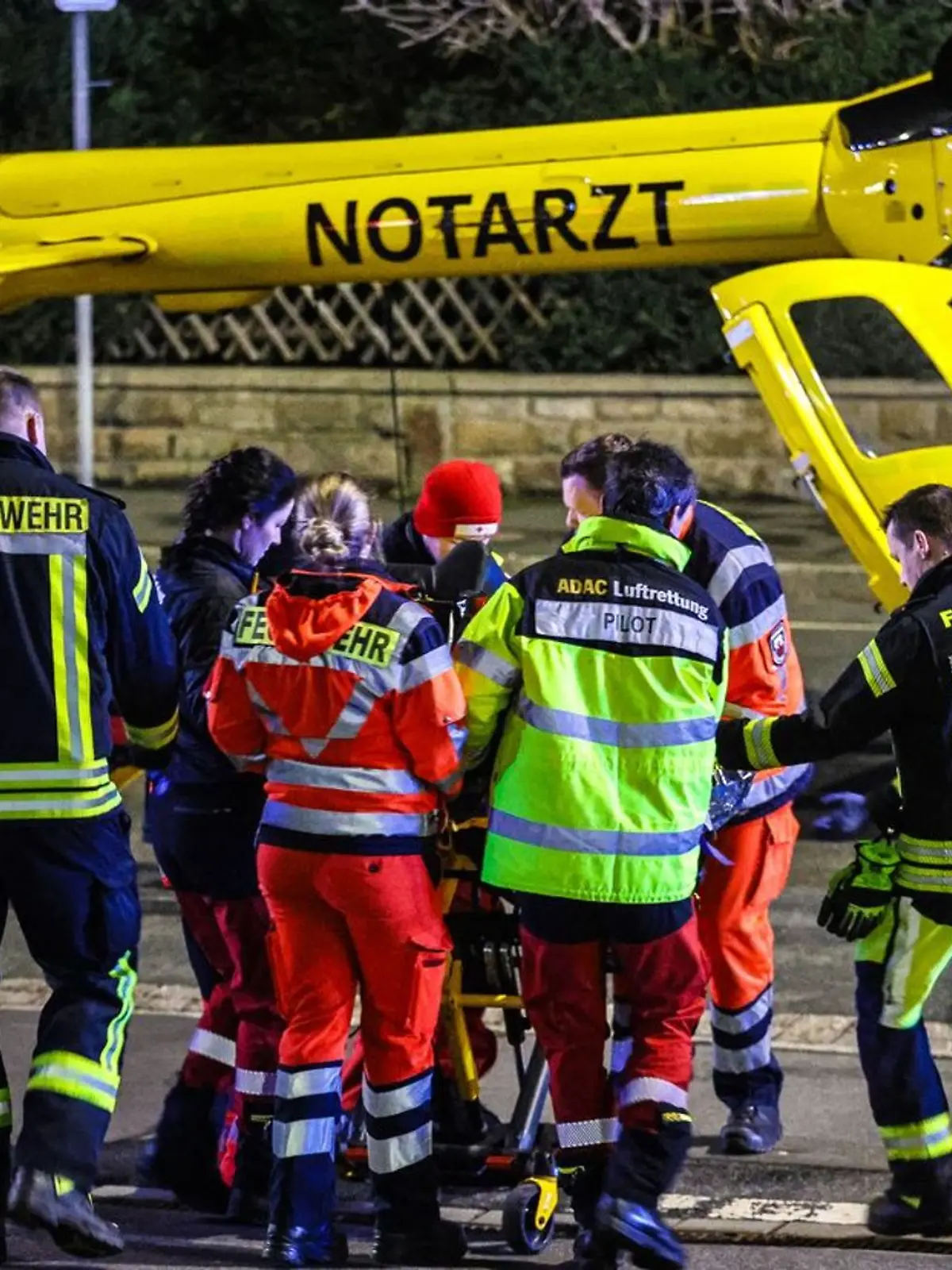 Bild zu: "Jugendlicher (15) sticht 18-Jährigen vor Polizeiauto nieder - Lebensgefahr!"