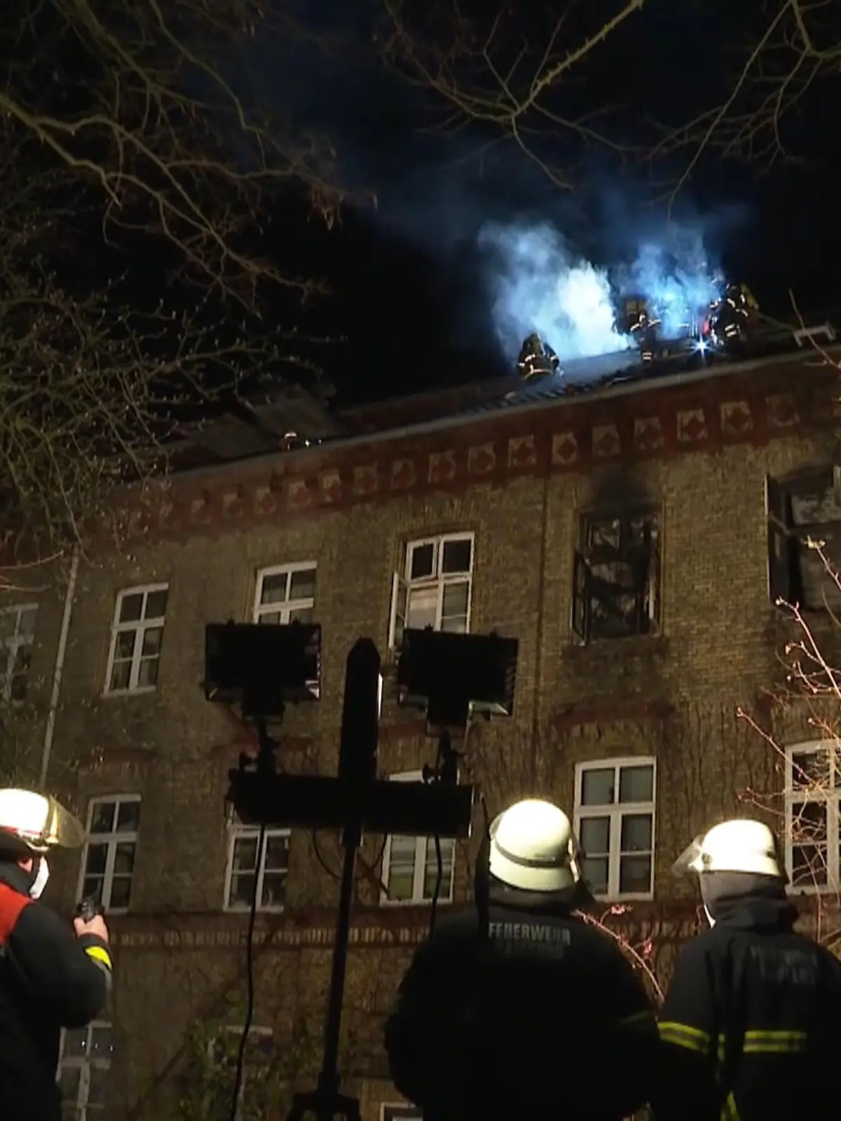12.04.2022, Sachsen, Leipzig: Feuerwehrleute stehen bei einem Brand in einem Mehrfamilienhaus. Nach einem Brand in einem Mehrfamilienhaus in Hamburg-Rotherbaum ist in der Nacht zum Dienstag ein Mensch gestorben. Wie die Polizei mitteilte, wurde die Person aus dem brennenden Haus gerettet und reanimiert, starb jedoch kurze Zeit später. Foto: Steven Hutchings/TNN/dpa +++ dpa-Bildfunk +++