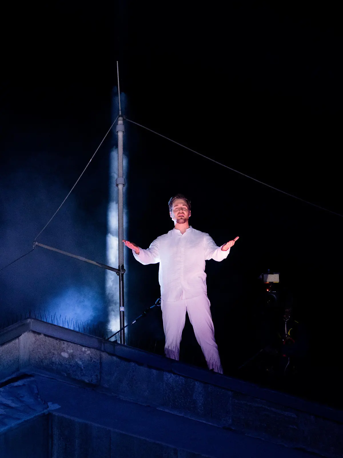 13.04.2022, Nordrhein-Westfalen, Essen: Alexander Klaws, Sänger, steht als Jesus bei der Auferstehung bei RTL-Oster-Produktion "Die Passion" auf dem Burgplatz auf einem Dach. Der Kölner Privatsender präsentiert dabei die Leidensgeschichte und Kreuzigung Christi als großes "Musik-Live-Event". Foto: Rolf Vennenbernd/dpa +++ dpa-Bildfunk +++