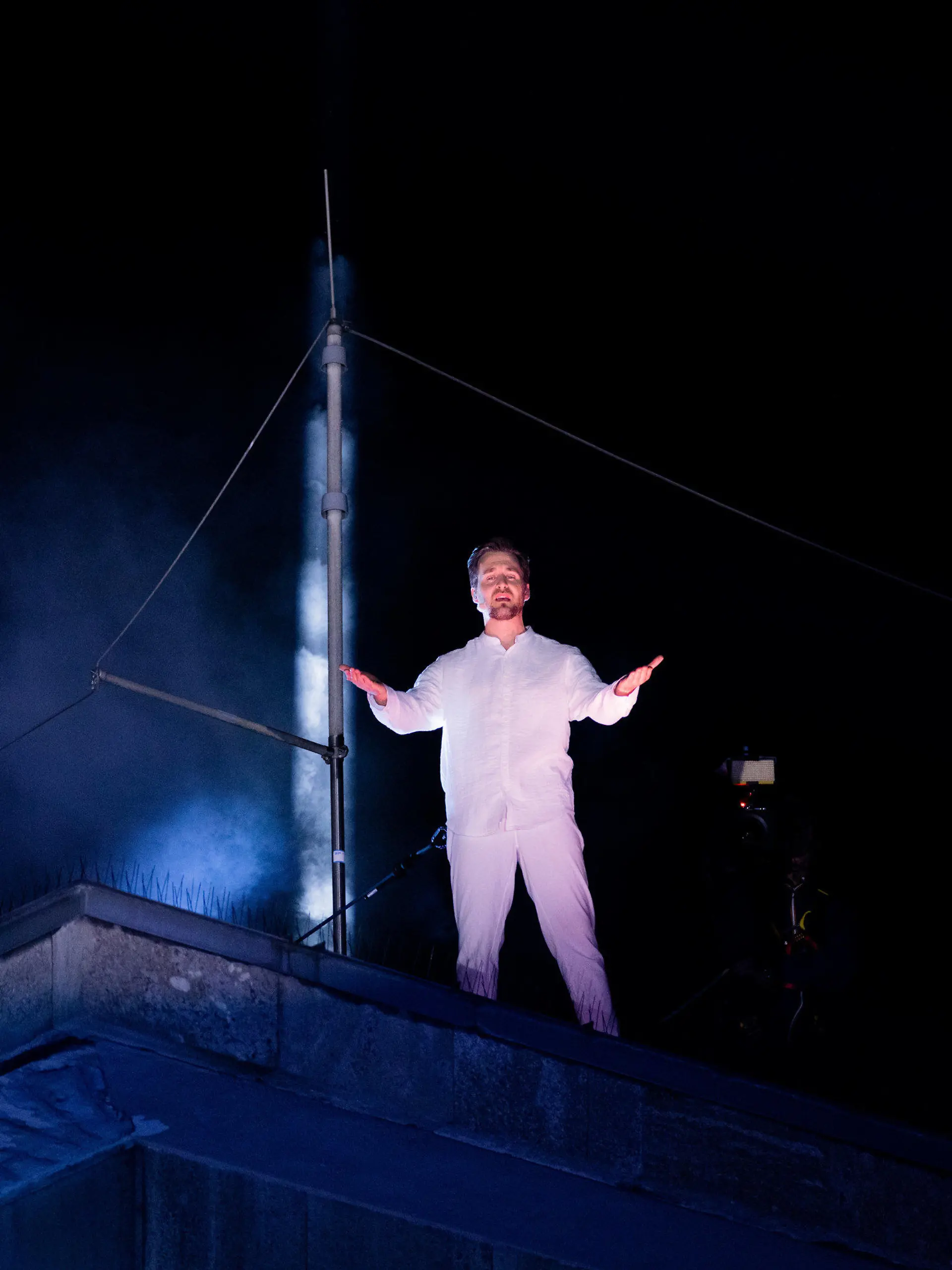 13.04.2022, Nordrhein-Westfalen, Essen: Alexander Klaws, Sänger, steht als Jesus bei der Auferstehung bei RTL-Oster-Produktion "Die Passion" auf dem Burgplatz auf einem Dach. Der Kölner Privatsender präsentiert dabei die Leidensgeschichte und Kreuzigung Christi als großes "Musik-Live-Event". Foto: Rolf Vennenbernd/dpa +++ dpa-Bildfunk +++