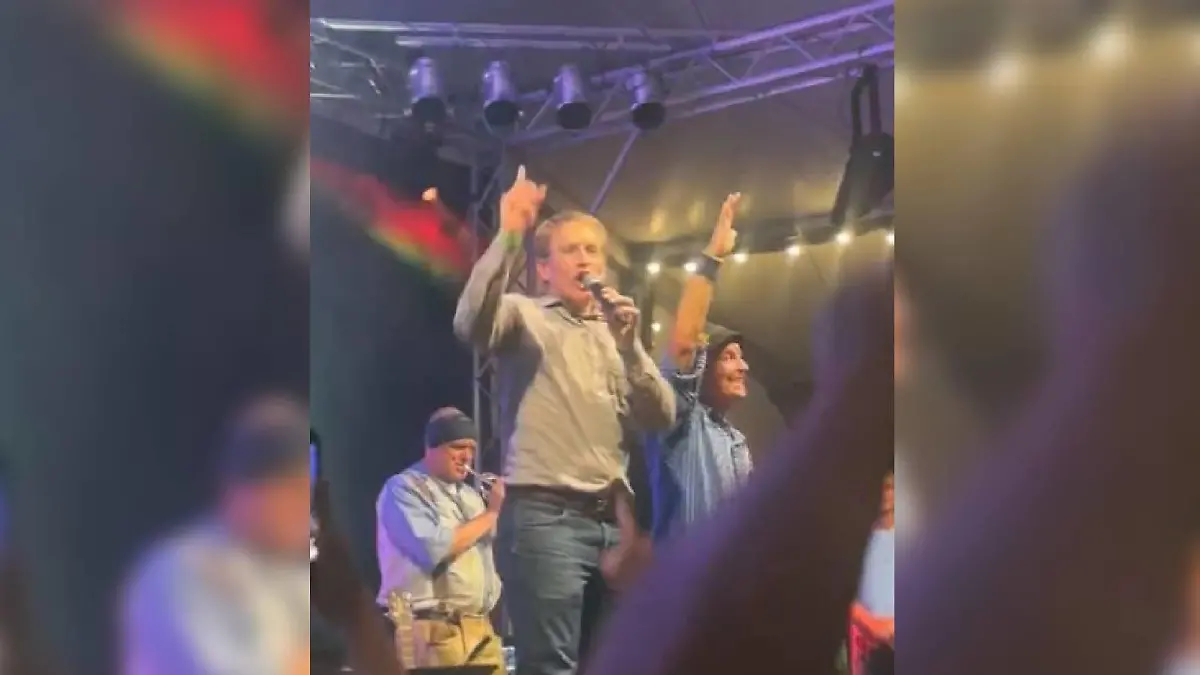 Ministerpräsident Daniel Günther gibt Vollgas auf der Bühne.