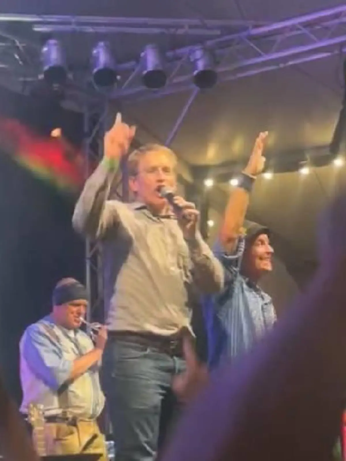 Ministerpräsident Daniel Günther gibt Vollgas auf der Bühne.
