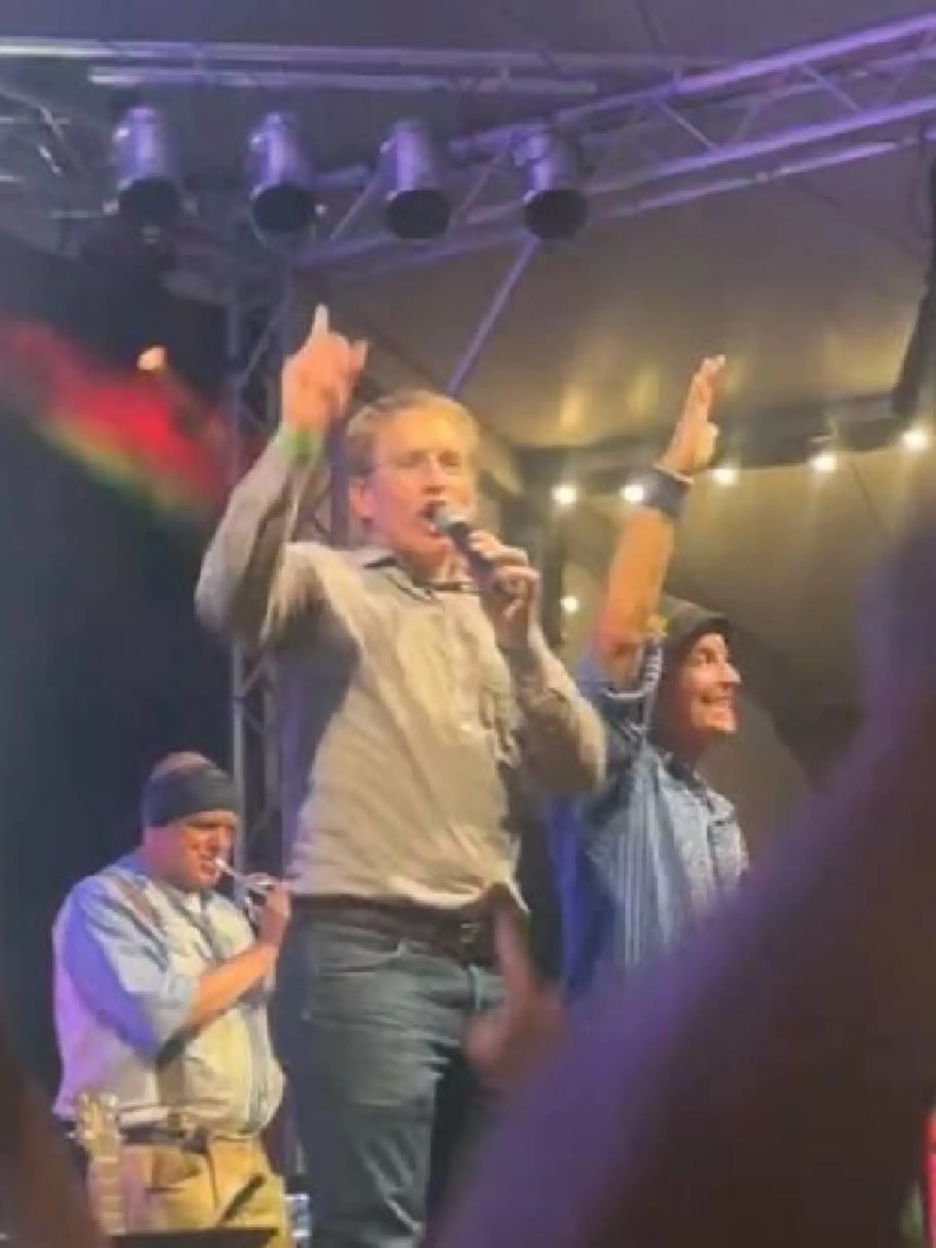 Ministerpräsident Daniel Günther gibt Vollgas auf der Bühne.