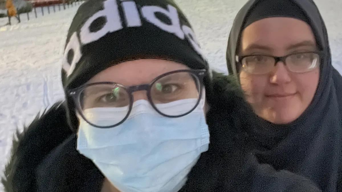 Die Schwestern Firdes (links) und Nazli Polat vor dem Helios Klinikum in Krefeld. 