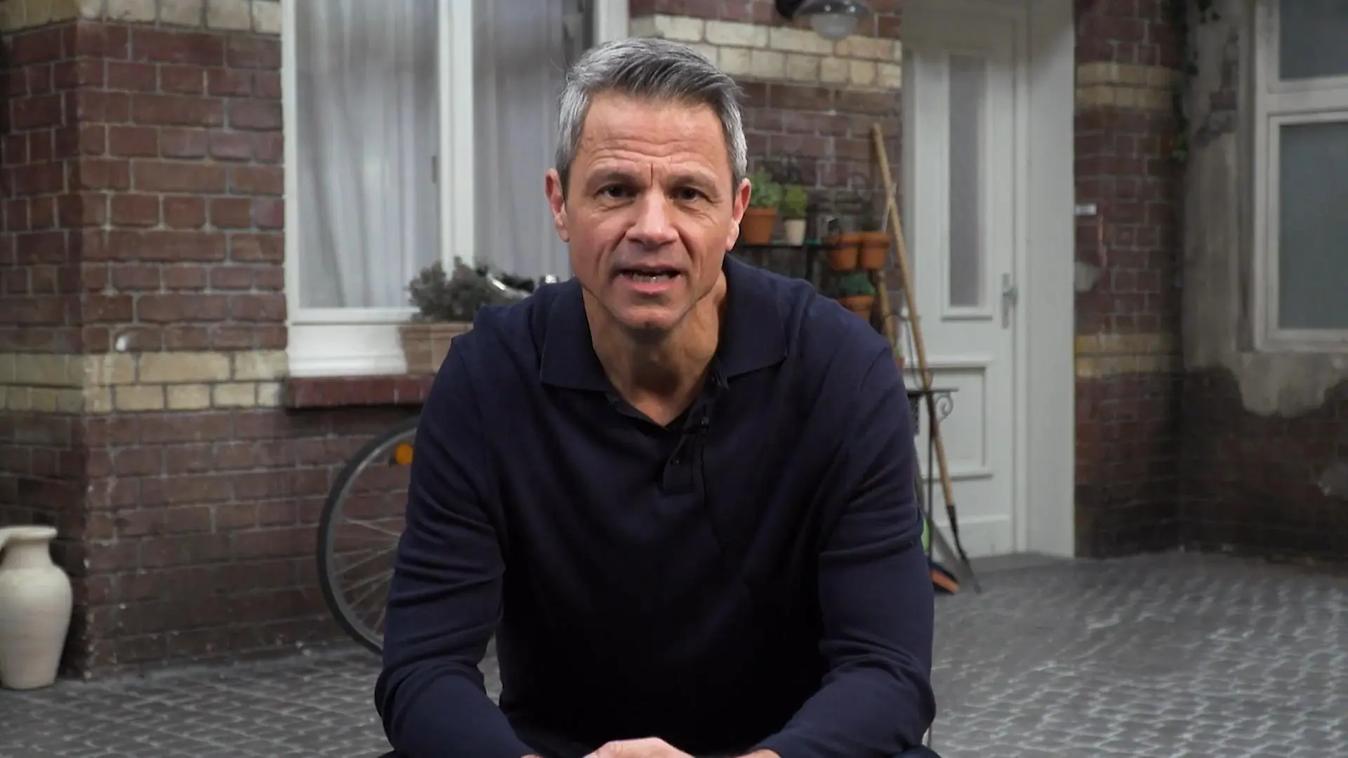 Jens Hajek zeigt, wie man im Ernstfall handelt Schlaganfall bei „Unter uns”