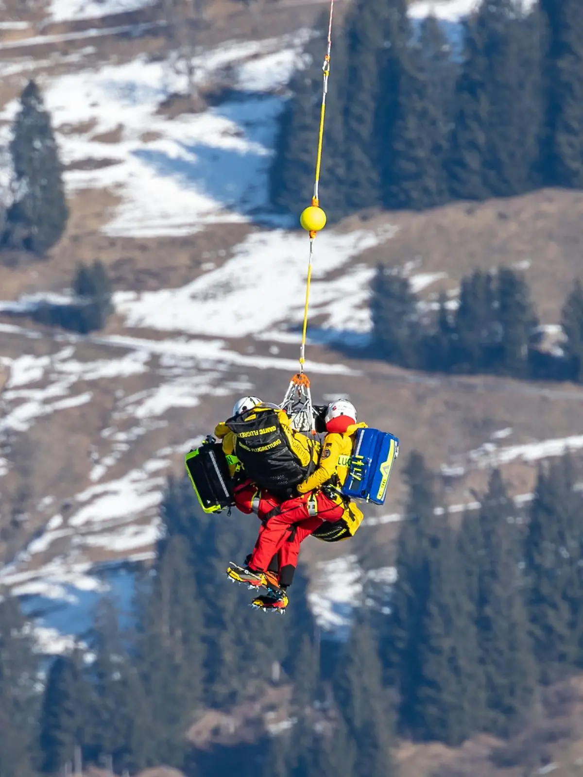Bild zu: "Ski-Star nach Sturz abtransportiert – Frau und Kind müssen alles mitansehen"