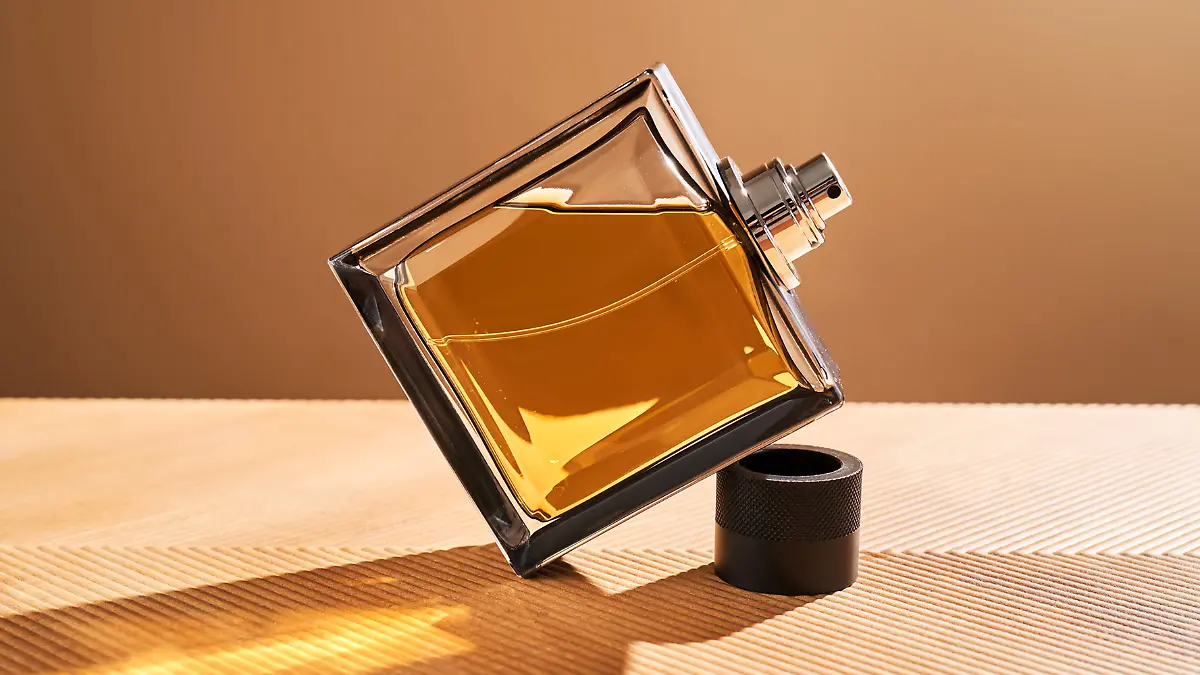 Ein Parfum mit Oud auf einem Tisch.