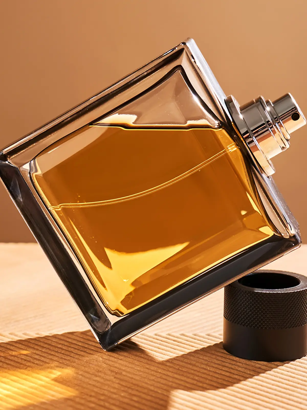Ein Parfum mit Oud auf einem Tisch.