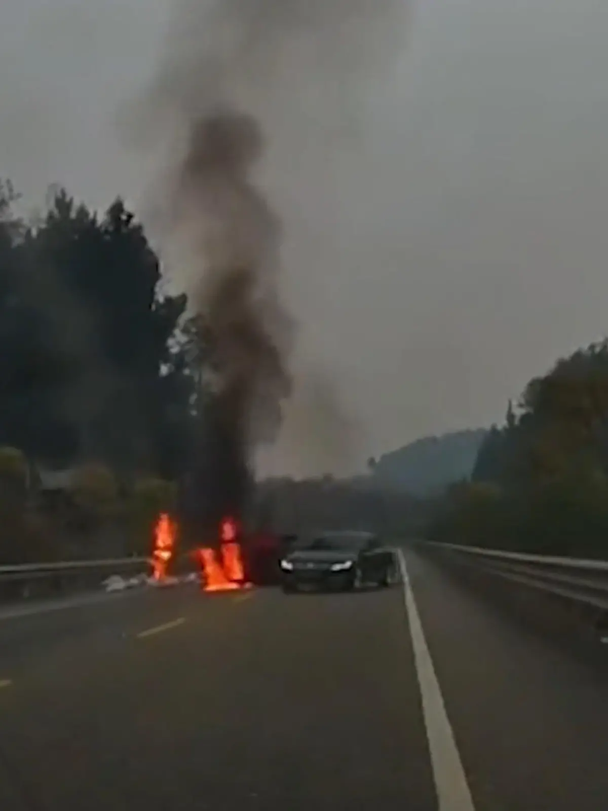 Bild zu: "Fahrer steht in Flammen – dramatische Flucht aus Wrack"