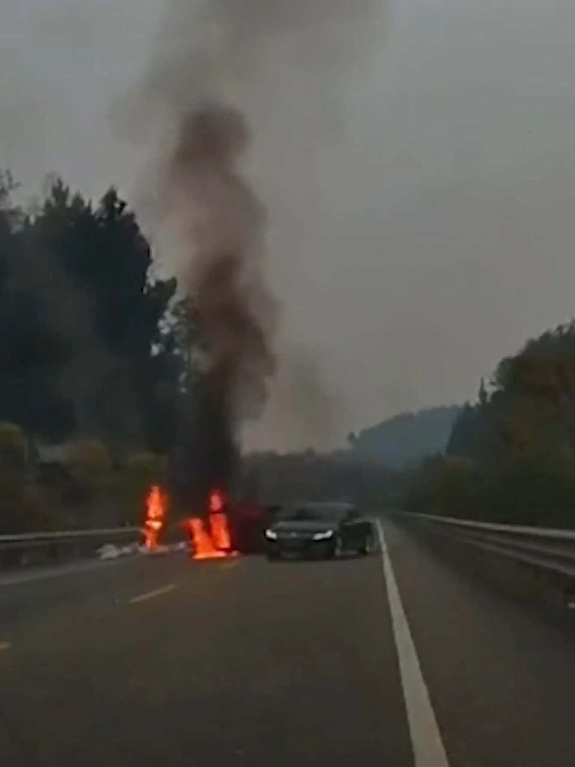 Bild zu: "Fahrer steht in Flammen – dramatische Flucht aus Wrack"