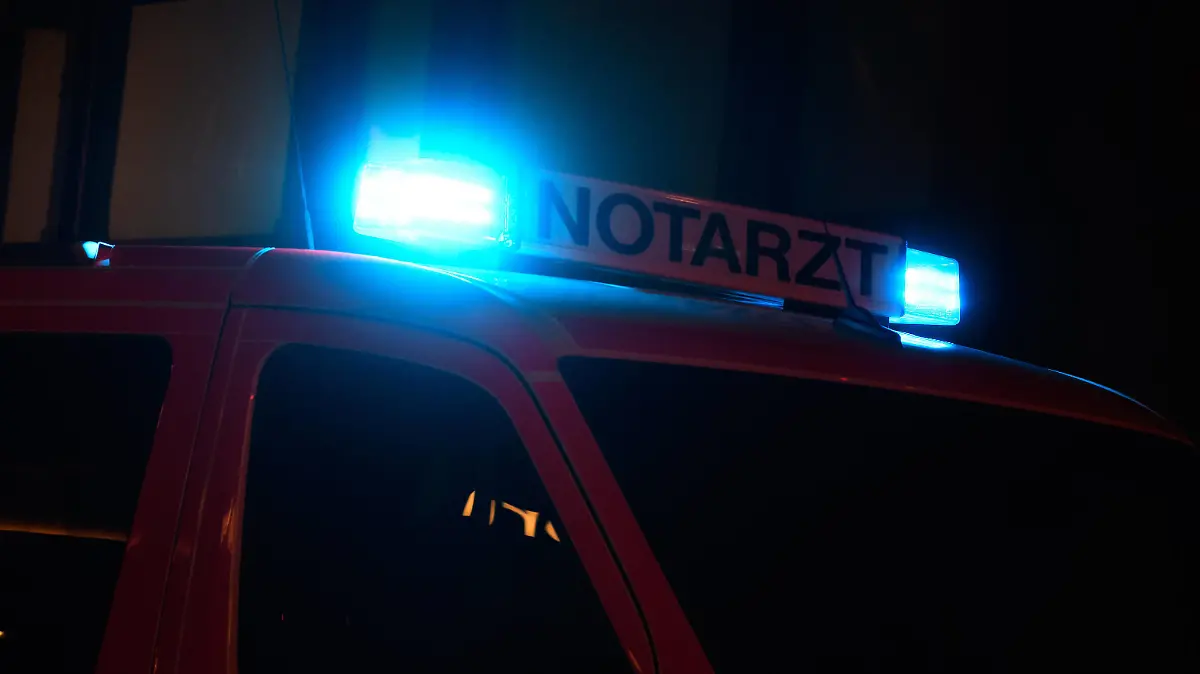  Symboldbild Notarzt Deutschland, Berlin - 20.03.2020: Im Bild ist ein Notarztwagen mit Blaulicht zu sehen. Berlin Berlin Deutschland *** Symbol picture emergency doctor Germany, Berlin 20 03 2020 The picture shows an emergency ambulance with blue light Berlin Berlin Germany