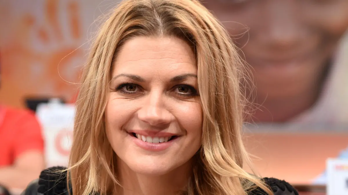 ARCHIV - 23.11.2017, Nordrhein-Westfalen, Hürth: Die Schauspielerin Nina Bott sitzt beim RTL Spendenmarathon im Studio. Die 43-Jährige ist zum vierten Mal Mutter geworden. Foto: picture alliance / Henning Kaiser/dpa +++ dpa-Bildfunk +++