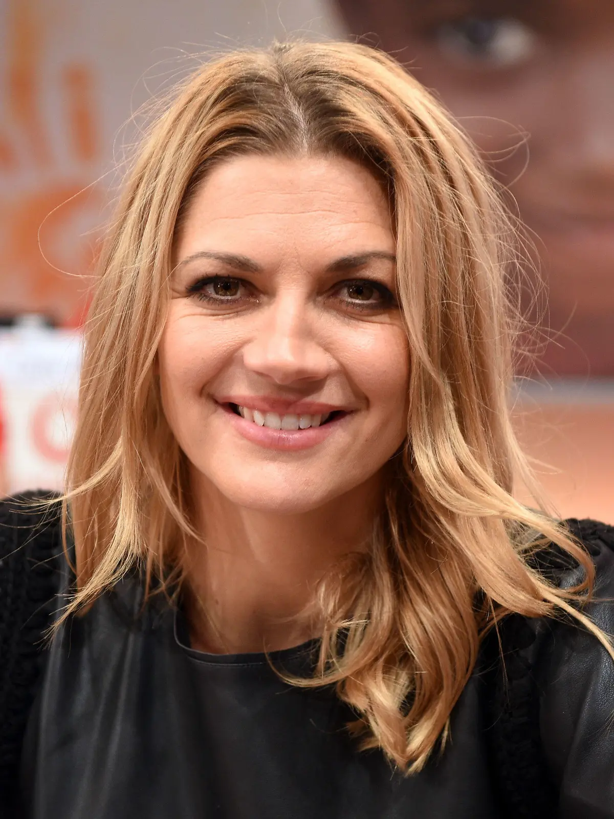 ARCHIV - 23.11.2017, Nordrhein-Westfalen, Hürth: Die Schauspielerin Nina Bott sitzt beim RTL Spendenmarathon im Studio. Die 43-Jährige ist zum vierten Mal Mutter geworden. Foto: picture alliance / Henning Kaiser/dpa +++ dpa-Bildfunk +++