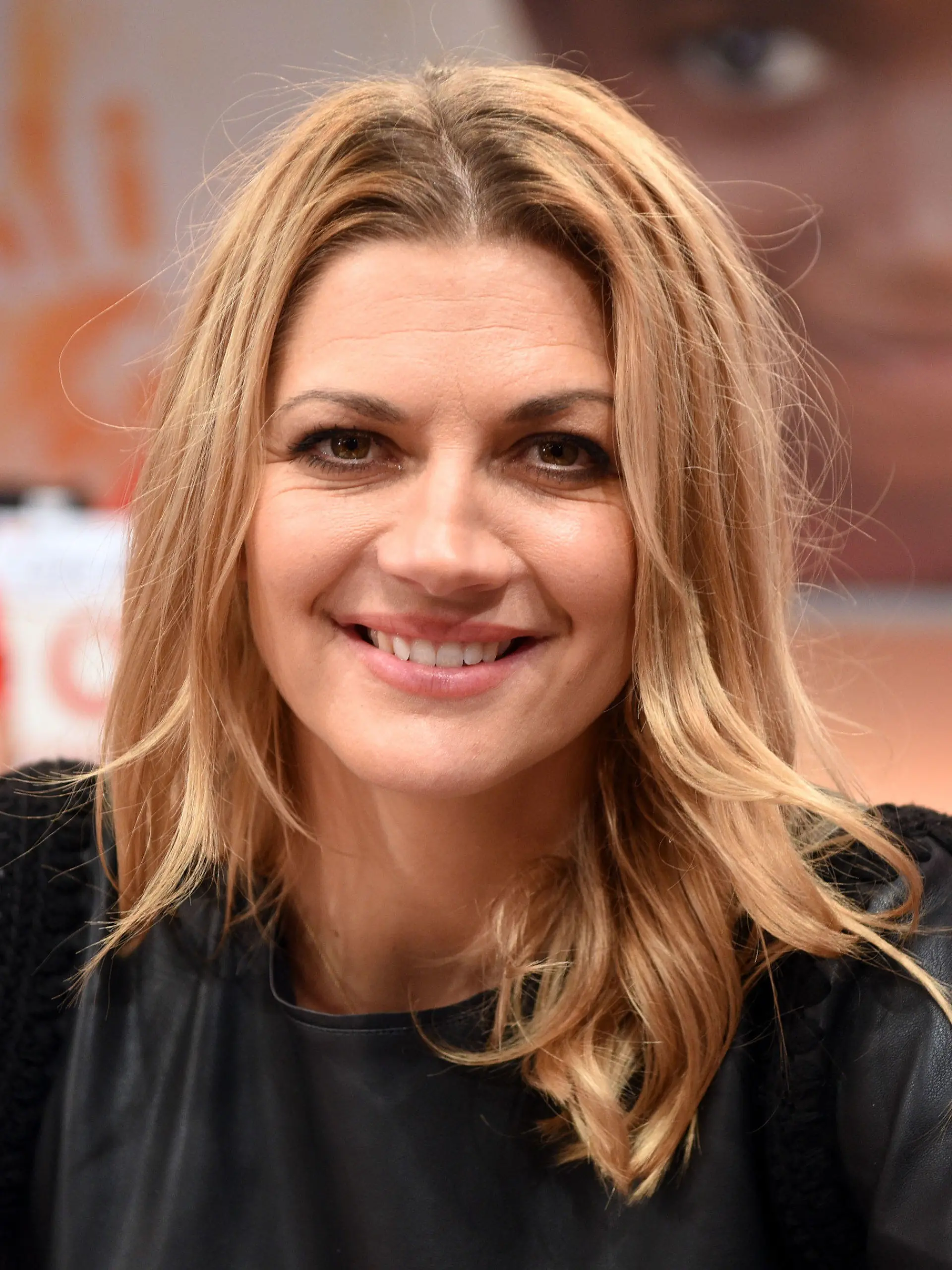 ARCHIV - 23.11.2017, Nordrhein-Westfalen, Hürth: Die Schauspielerin Nina Bott sitzt beim RTL Spendenmarathon im Studio. Die 43-Jährige ist zum vierten Mal Mutter geworden. Foto: picture alliance / Henning Kaiser/dpa +++ dpa-Bildfunk +++