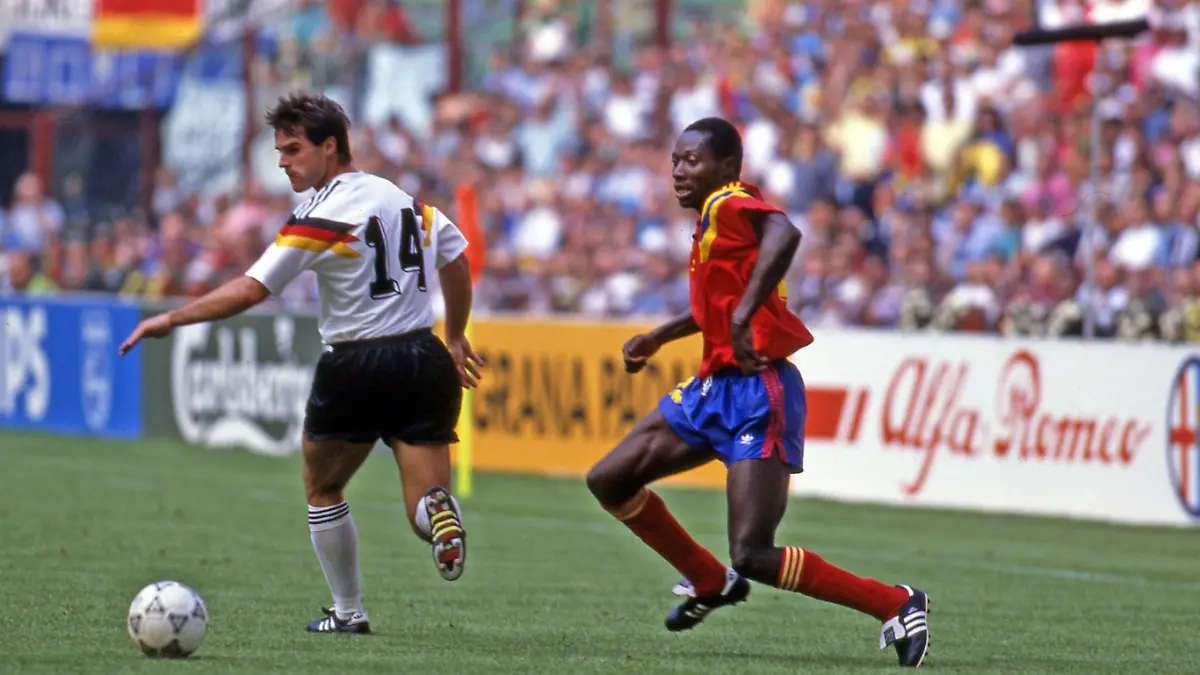 Italien, Mailand, 19.06.1990, Fussball, FIFA WM 1990 in Italien, Vorrunde 3. Spieltag, DFB Deutschland -Kolumbien (1:1): v.l. Thomas Berthold (Deutschland), Freddy Rincon (Kolumbien). Foto: Herbert Rudel