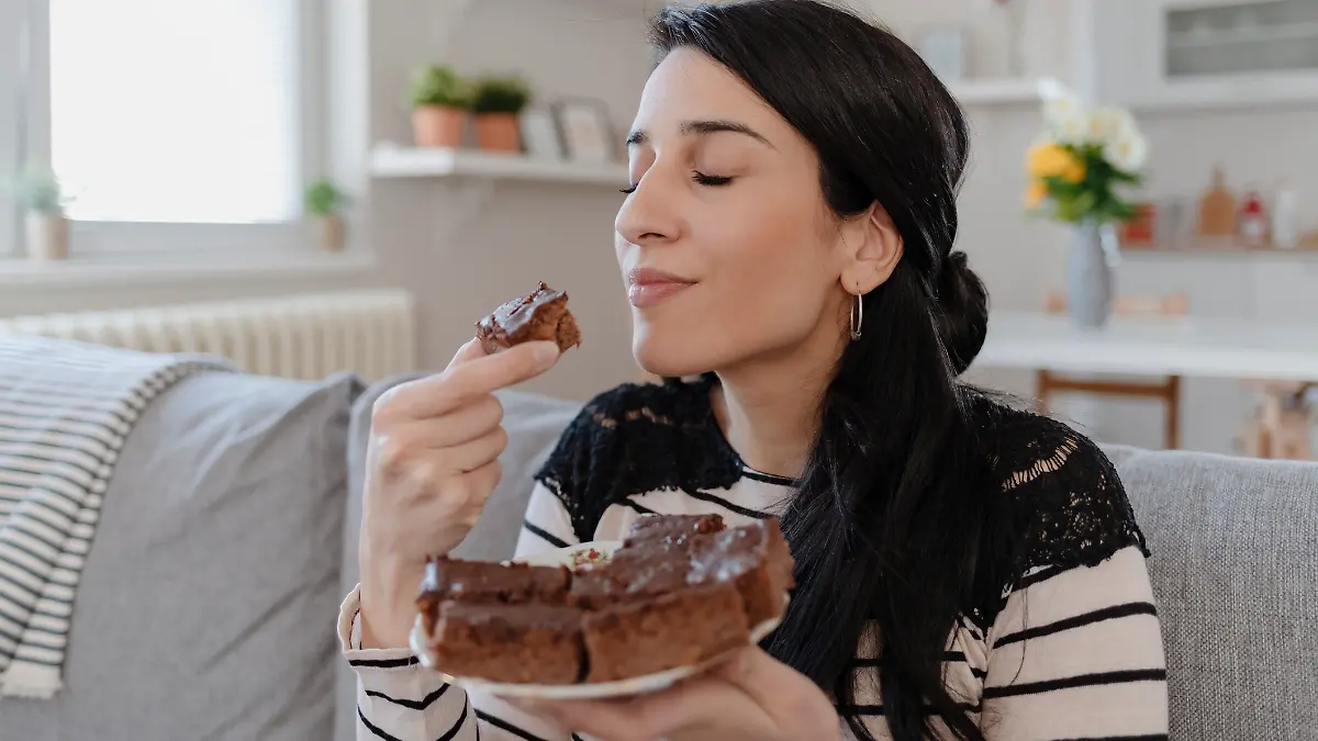 Frau isst Schokoladenkuchen.