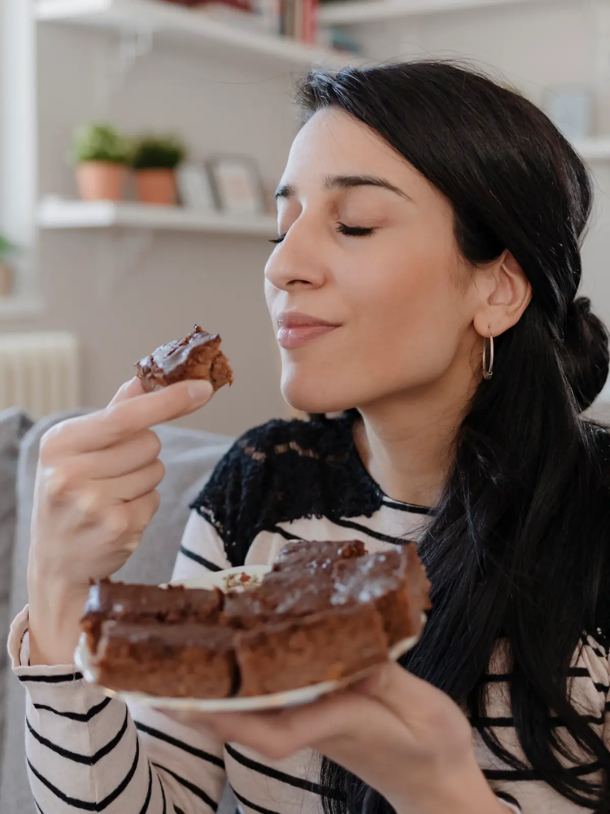 Frau isst Schokoladenkuchen.