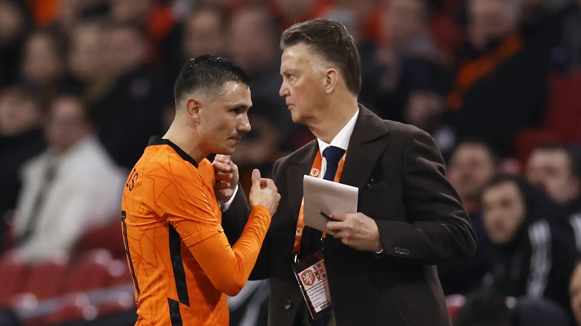 AMSTERDAM - lr Steven Berghuis of Holland, Holland coach Louis van Gaal during the friendly match between the Netherlands and Germany at the Johan Cruijff ArenA on March 29, 2022 in Amsterdam, Netherlands. ANP MAURICE VAN STEEN International Friendly, Länderspiel, Nationalmannschaft 2021/2022 xVIxANPxSportx/xxANPxIVx *** AMSTERDAM lr Steven Berghuis of Holland, Holland coach Louis van Gaal during the friendly match between the Netherlands and Germany at the Johan Cruijff ArenA on March 29, 2022 in Amsterdam, Netherlands ANP MAURICE VAN STEEN International Friendly 2021 2022 xVIxANPxSportx xxANPxIVx 446287036 originalFilename: 446287036.jpg