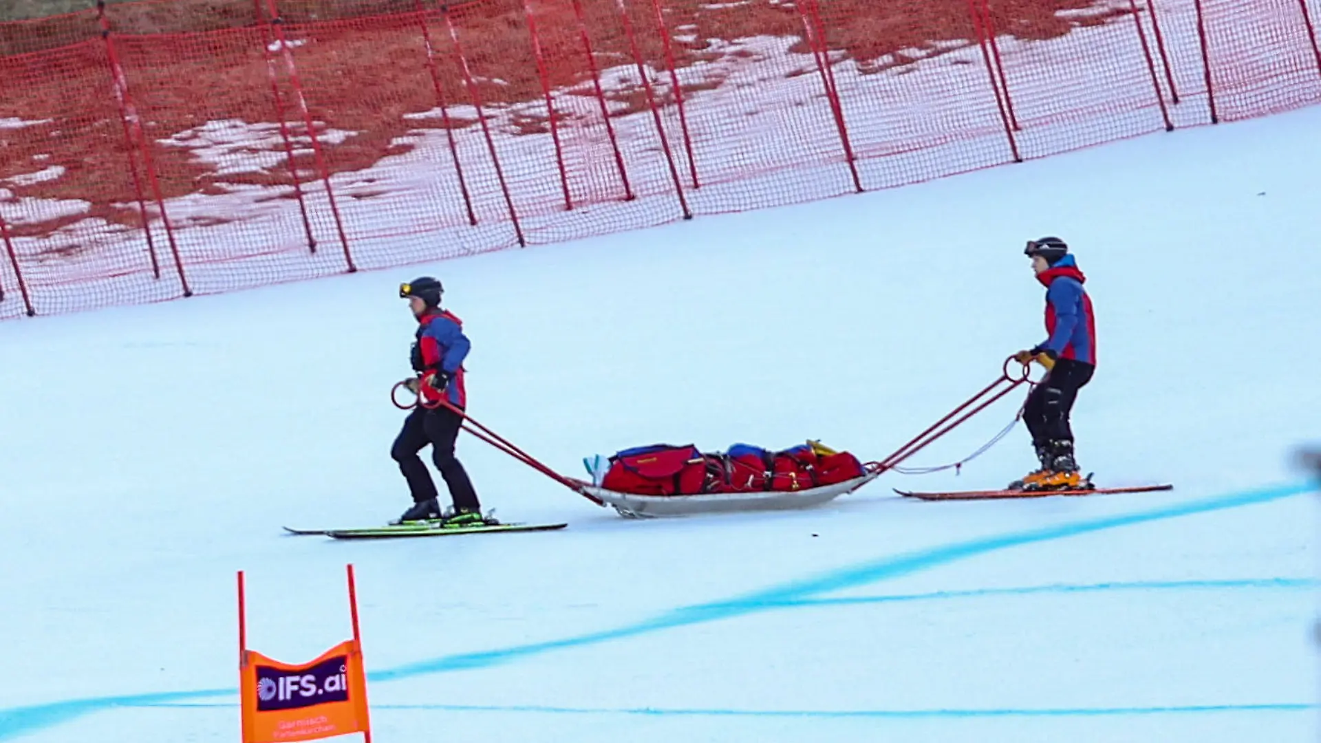 Nina Ortlieb wird nach ihrem Sturz in Garmisch abtransportiert