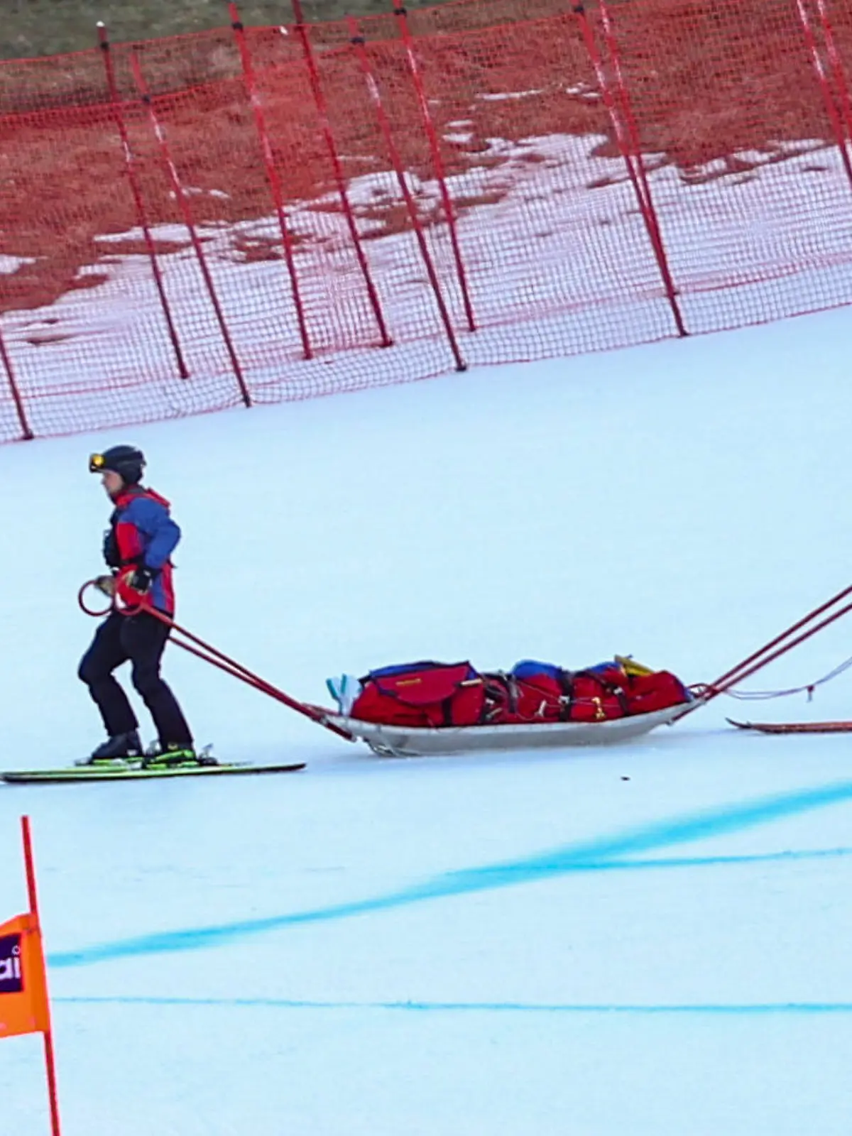 Nina Ortlieb wird nach ihrem Sturz in Garmisch abtransportiert
