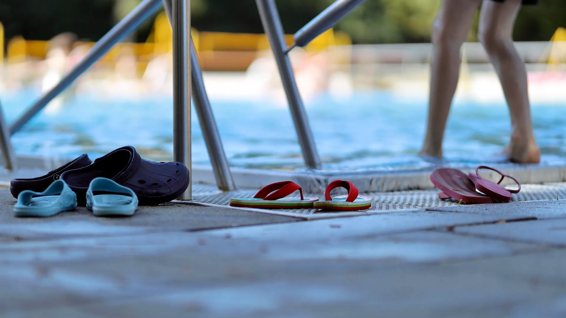 Im Kölner Stadionbad genießen Badegäste den Beginn der Freibad-Saison. Unter Einhaltung der Corona-Regeln dürfen Badgäste einen festen Slot buchen und in dem Zeitraum ohne Maske baden. Themenbild, Symbolbild Köln, 19.05.2021 *** In Colognes Stadionbad, bathers enjoy the start of the open-air swimming season In compliance with the Corona rules, bathers are allowed to book a fixed slot and swim without a mask during the period Topic image, symbol image Cologne, 19 05 2021 Foto:xC.xHardtx/xFuturexImage