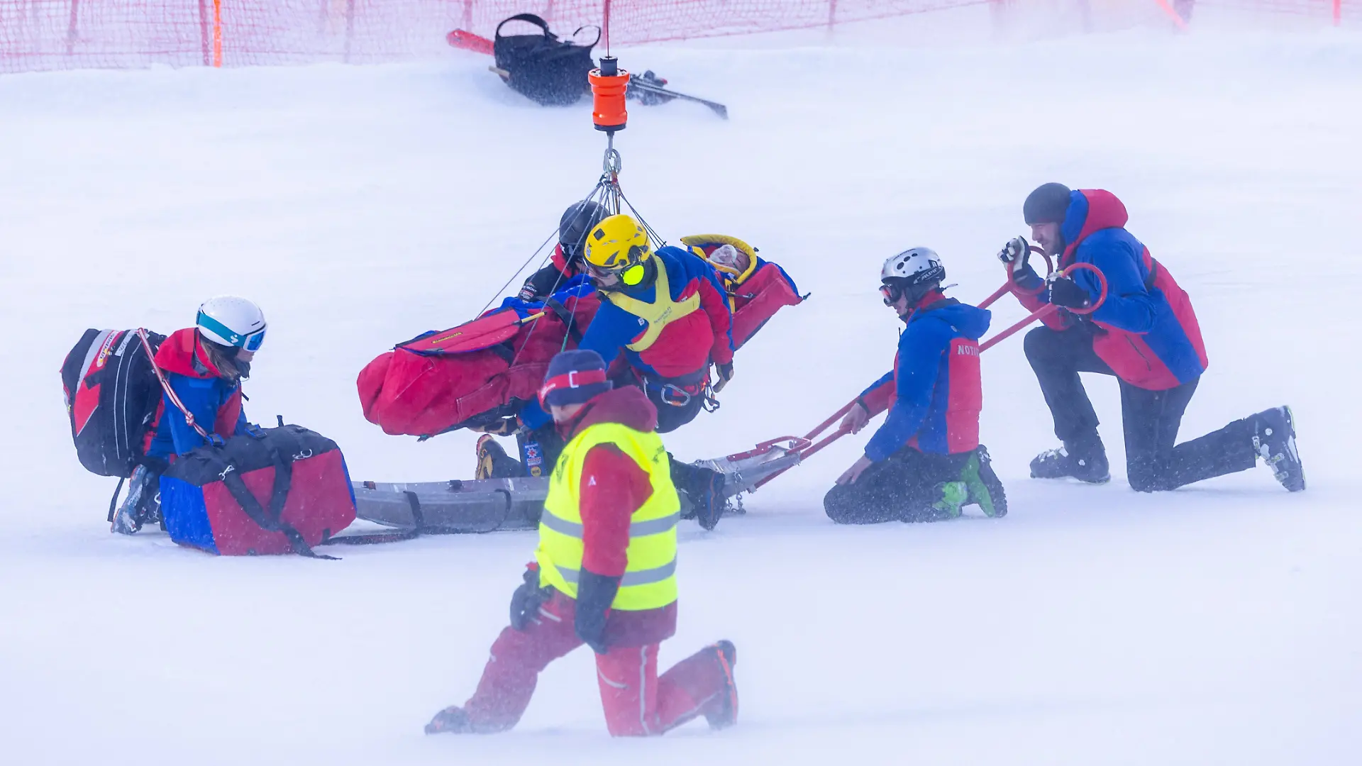 Skifahrerin Tereza Nova wird in Garmisch-Partenkirchen für den Abtransport mit dem Hubschrauber vorbereitet