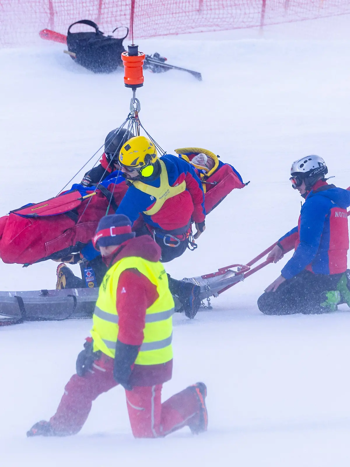 Skifahrerin  Tereza Nova wird in Garmisch-Partenkirchen für den Abtransport mit dem Hubschrauber vorbereitet 