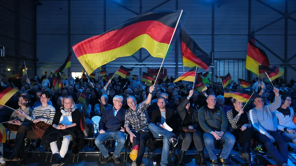 Rund 4.500 Anhänger feierten nach Parteiangaben den Wahlkampfauftakt der AfD in der Messe in Halle (Saale).